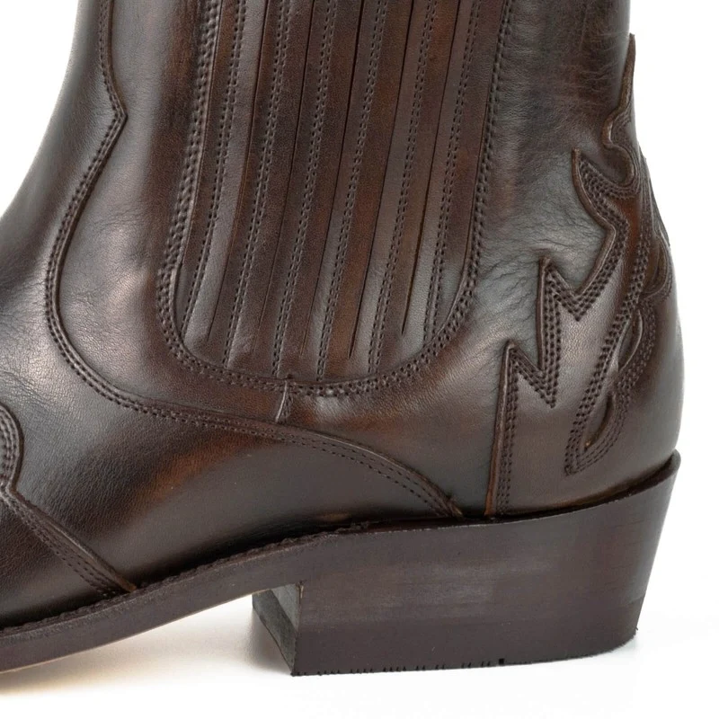Handgefertigte Herrenstiefel oder Stiefeletten aus edlem braunem Leder von Urban 21 Texanas