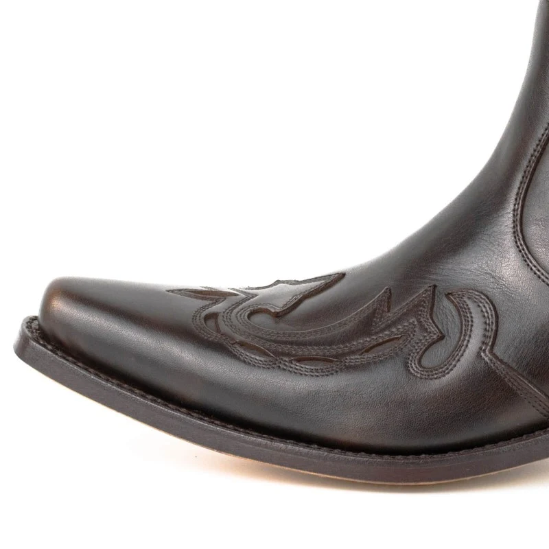 Handgefertigte Herrenstiefel oder Stiefeletten aus edlem braunem Leder von Urban 21 Texanas