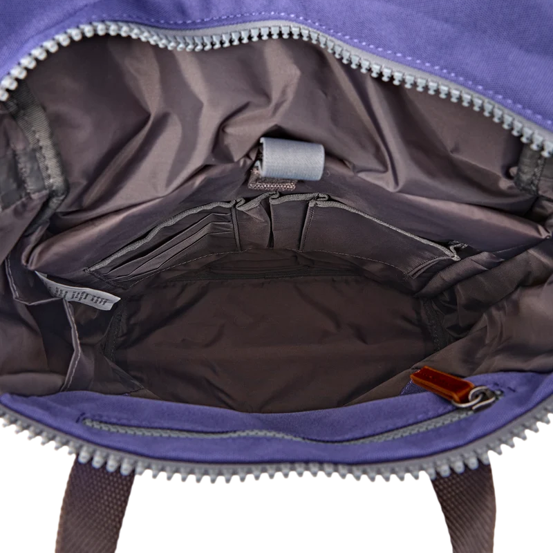 ROKA Finchley Eine große Tasche aus recyceltem Canvas von Oceana