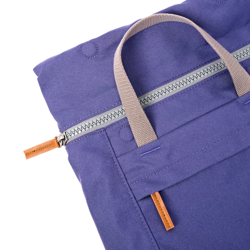 ROKA Finchley Eine große Tasche aus recyceltem Canvas von Oceana