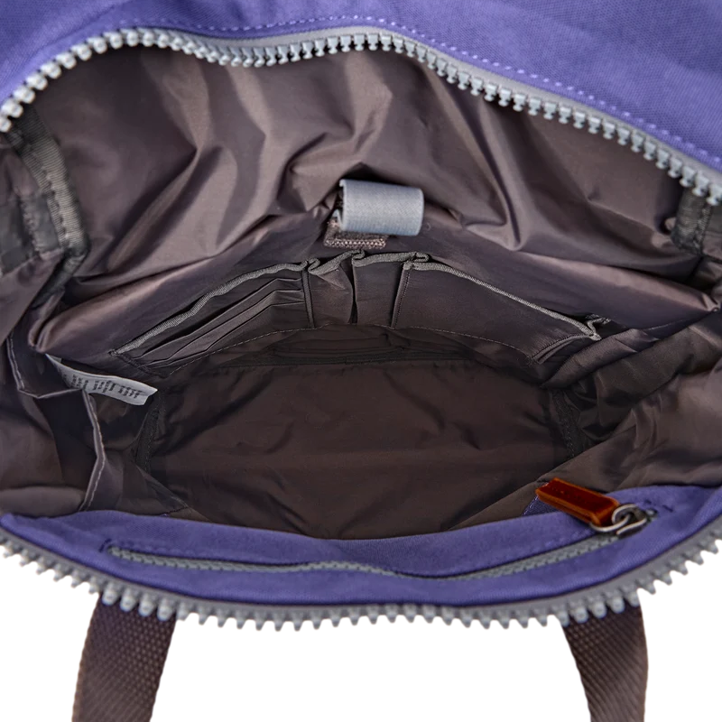 ROKA Finchley Eine mittelgroße Tasche aus recyceltem Canvas von Oceana