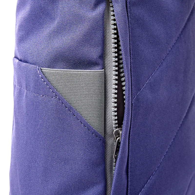 ROKA Finchley Eine mittelgroße Tasche aus recyceltem Canvas von Oceana