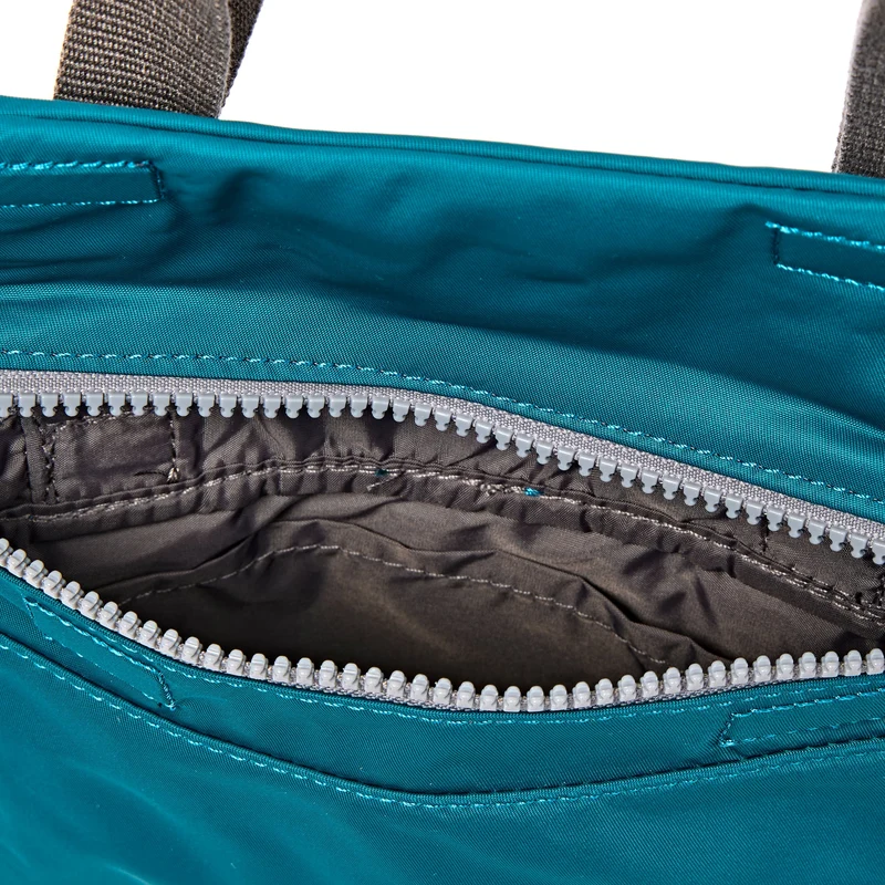 ROKA Stratford Kleine Tasche aus recyceltem Nylon | Nordsee