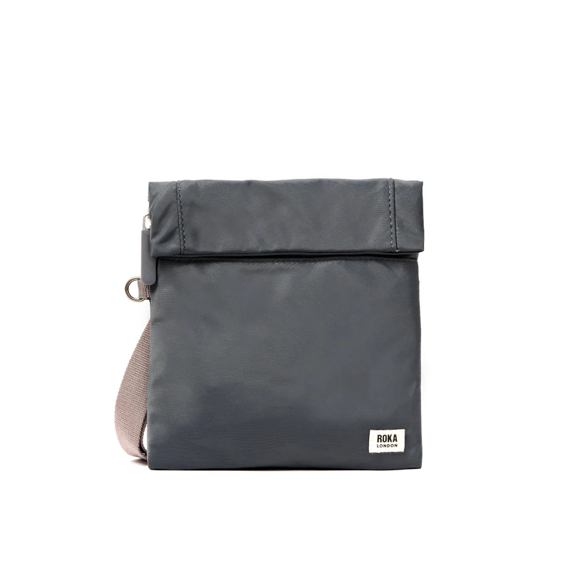 ROKA Stratford Kleine Tasche aus recyceltem Nylon | Beluga