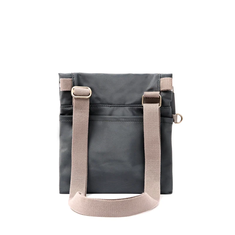 ROKA Stratford Kleine Tasche aus recyceltem Nylon | Beluga