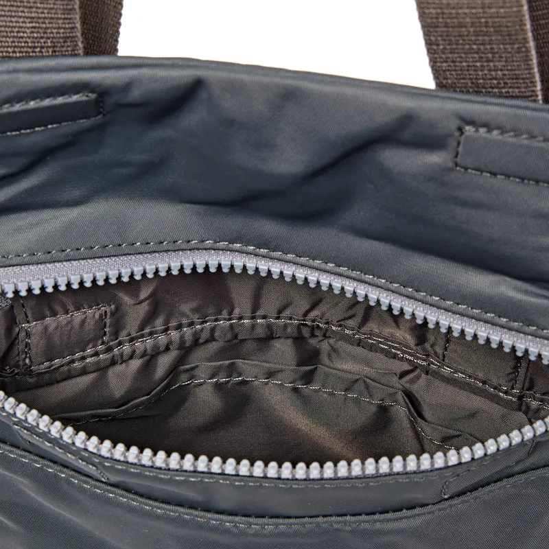 ROKA Stratford Kleine Tasche aus recyceltem Nylon | Beluga