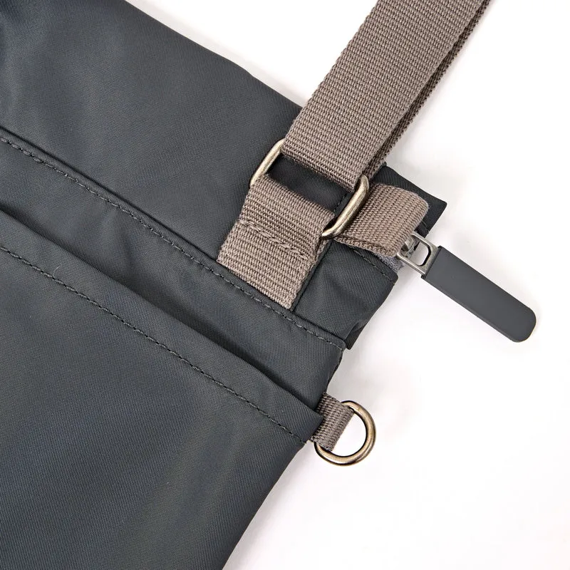 ROKA Stratford Kleine Tasche aus recyceltem Nylon | Beluga