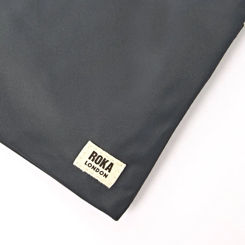 ROKA Stratford Kleine Tasche aus recyceltem Nylon | Beluga