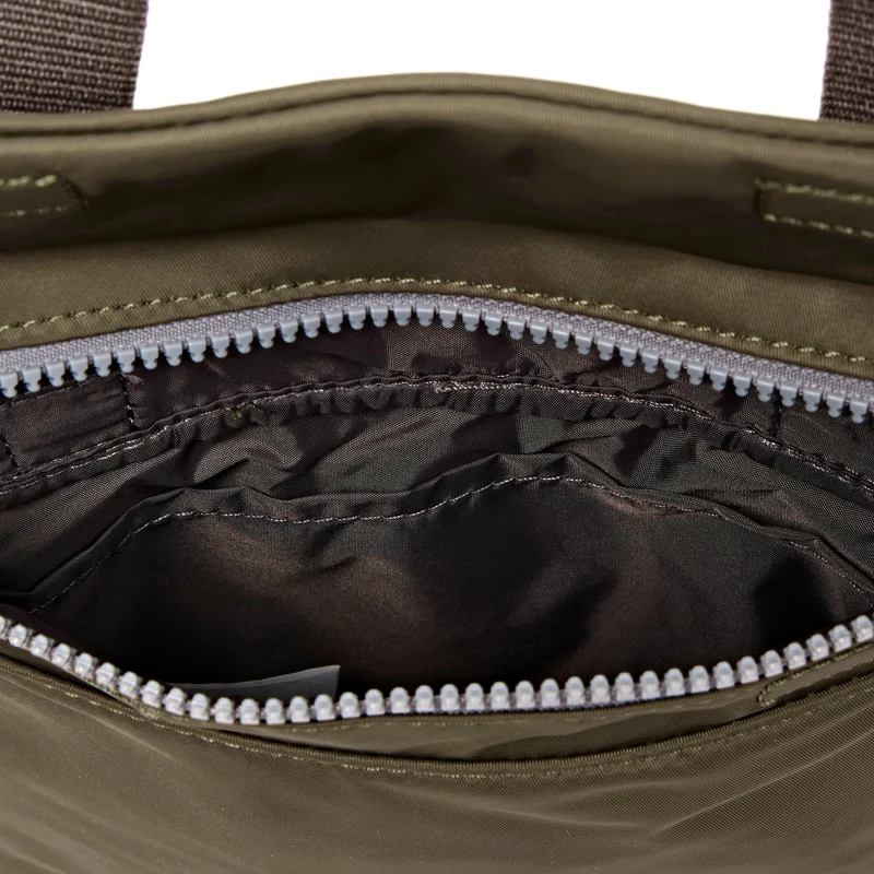 ROKA Stratford Kleine Tasche aus recyceltem Nylon | Armee