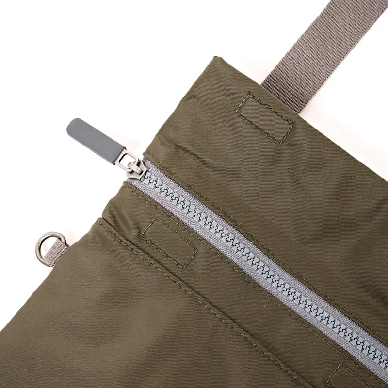 ROKA Stratford Kleine Tasche aus recyceltem Nylon | Armee