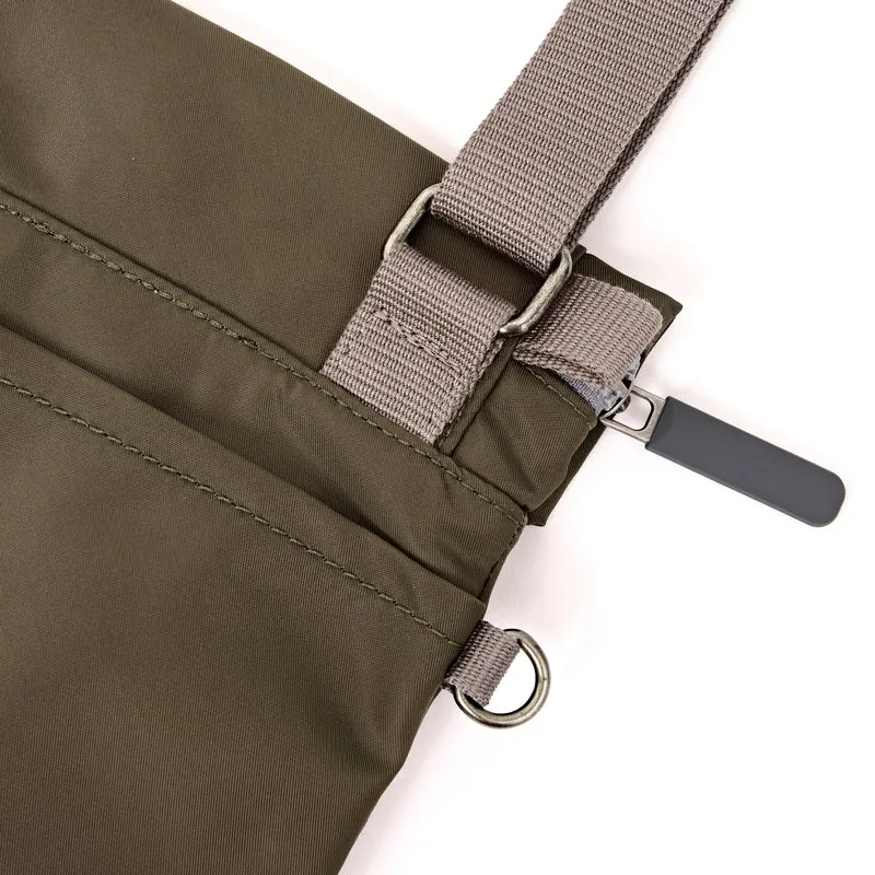 ROKA Stratford Kleine Tasche aus recyceltem Nylon | Armee