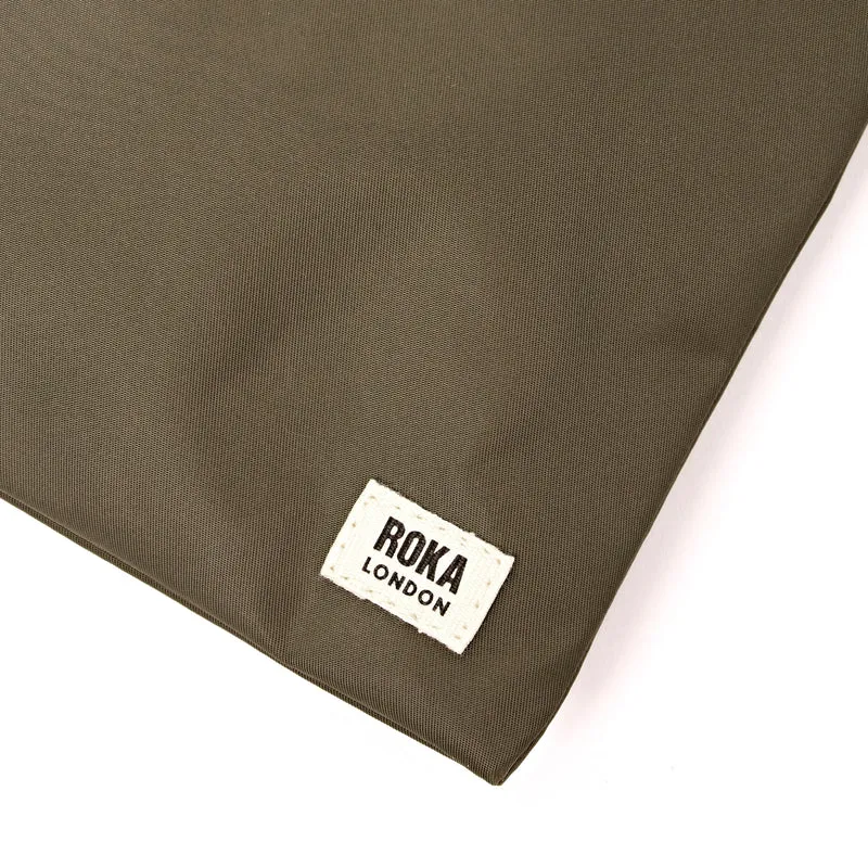 ROKA Stratford Kleine Tasche aus recyceltem Nylon | Armee