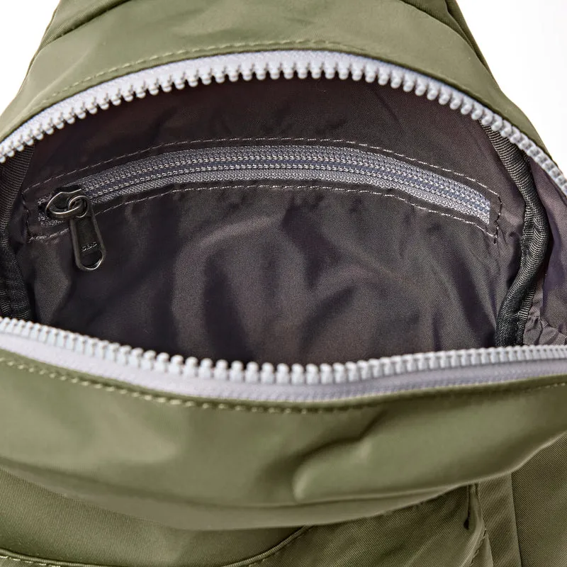 ROKA Willesden Große Tasche aus recyceltem Nylon | Chive
