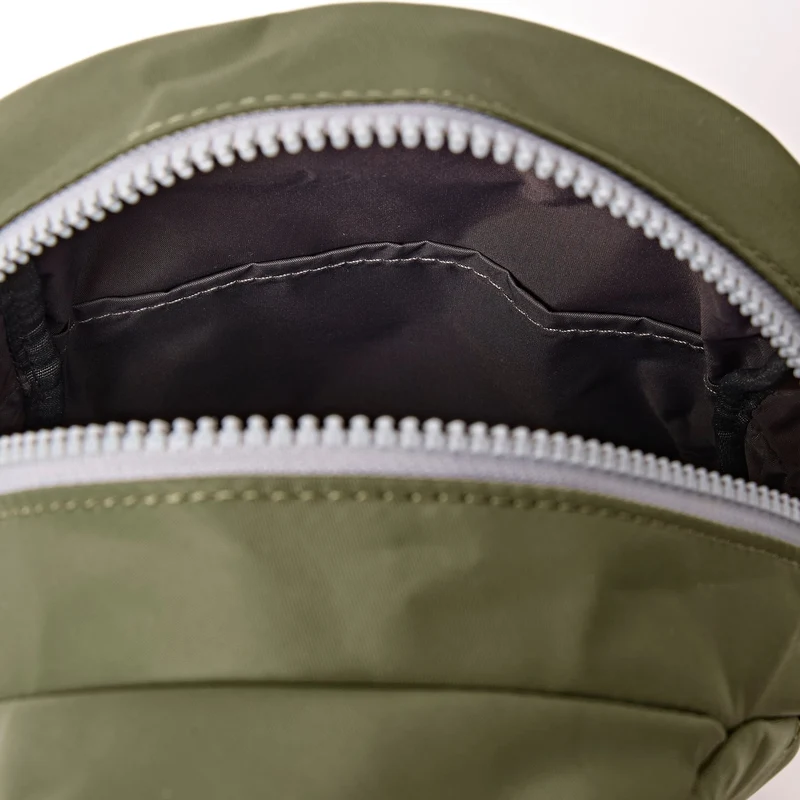 ROKA Willesden Große Tasche aus recyceltem Nylon | Chive