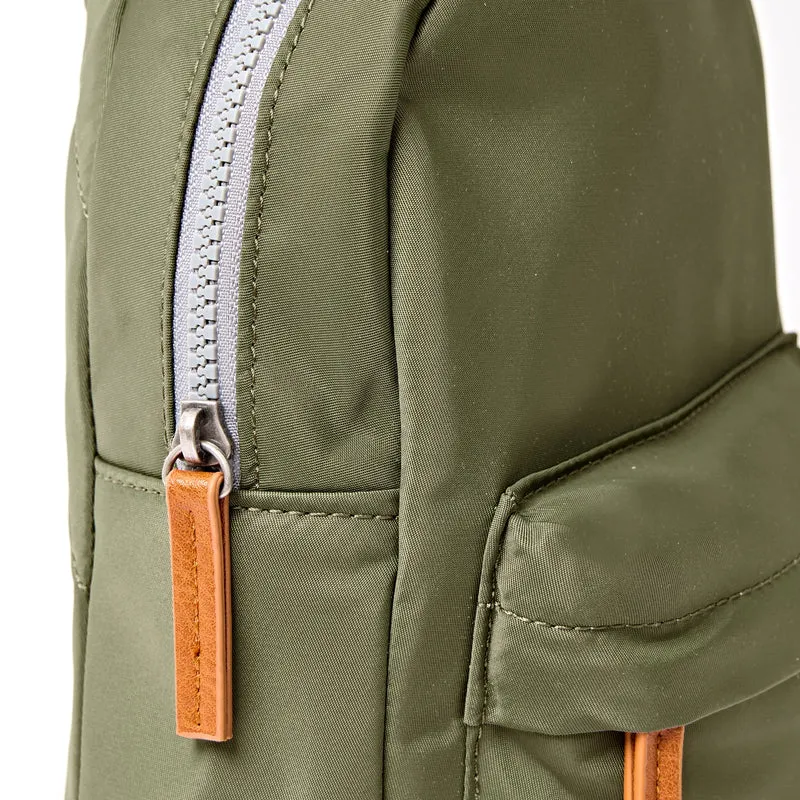 ROKA Willesden Große Tasche aus recyceltem Nylon | Chive