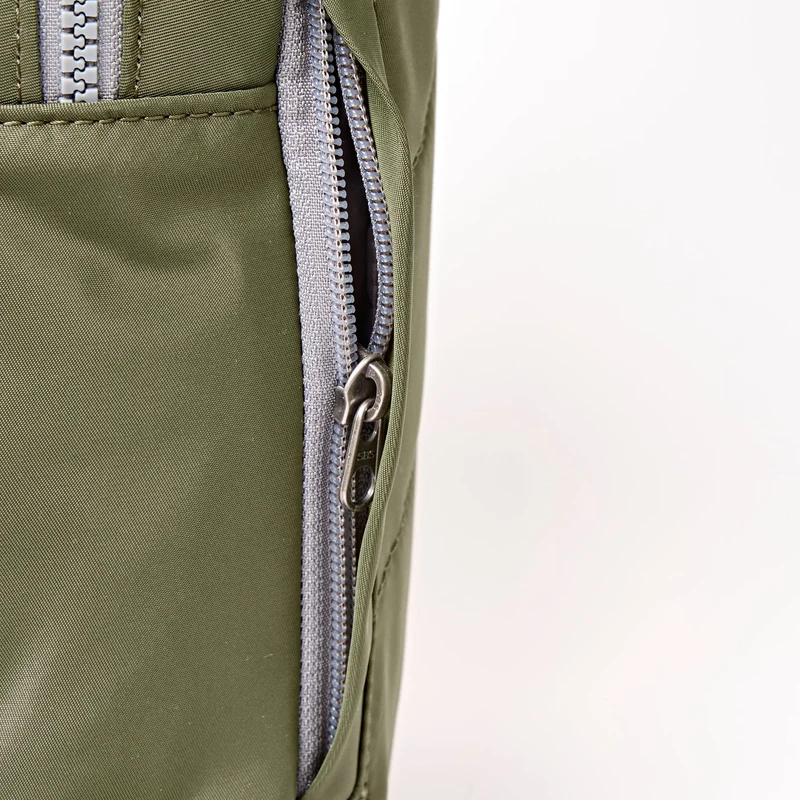 ROKA Willesden Große Tasche aus recyceltem Nylon | Chive