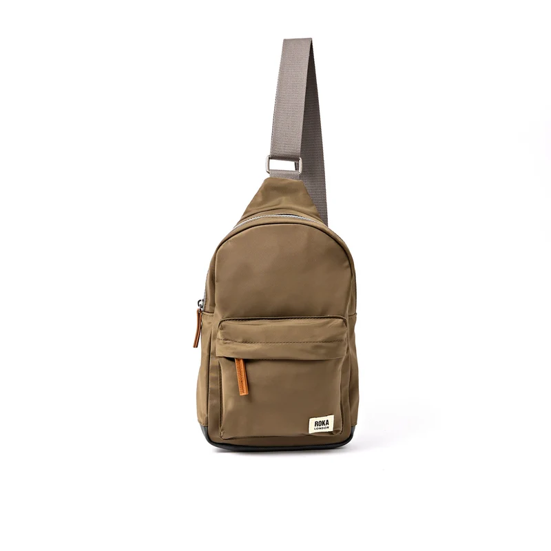 ROKA Willesden Große Tasche aus recyceltem Nylon | Armee