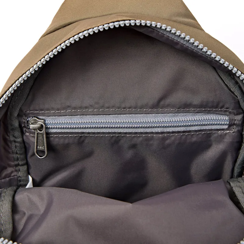 ROKA Willesden Große Tasche aus recyceltem Nylon | Armee