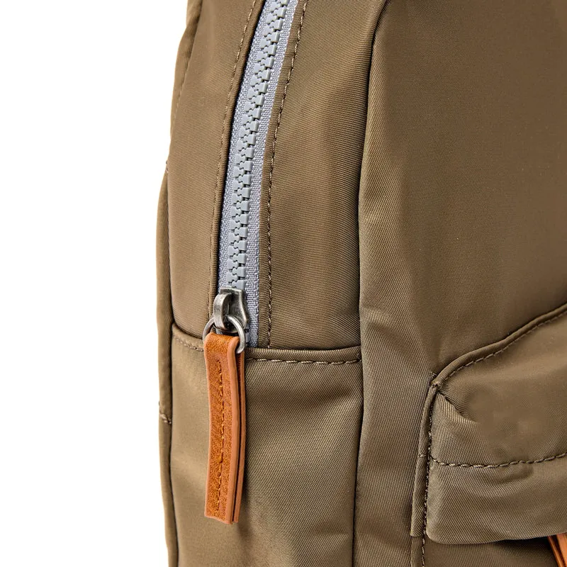ROKA Willesden Große Tasche aus recyceltem Nylon | Armee
