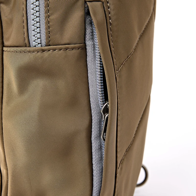 ROKA Willesden Große Tasche aus recyceltem Nylon | Armee