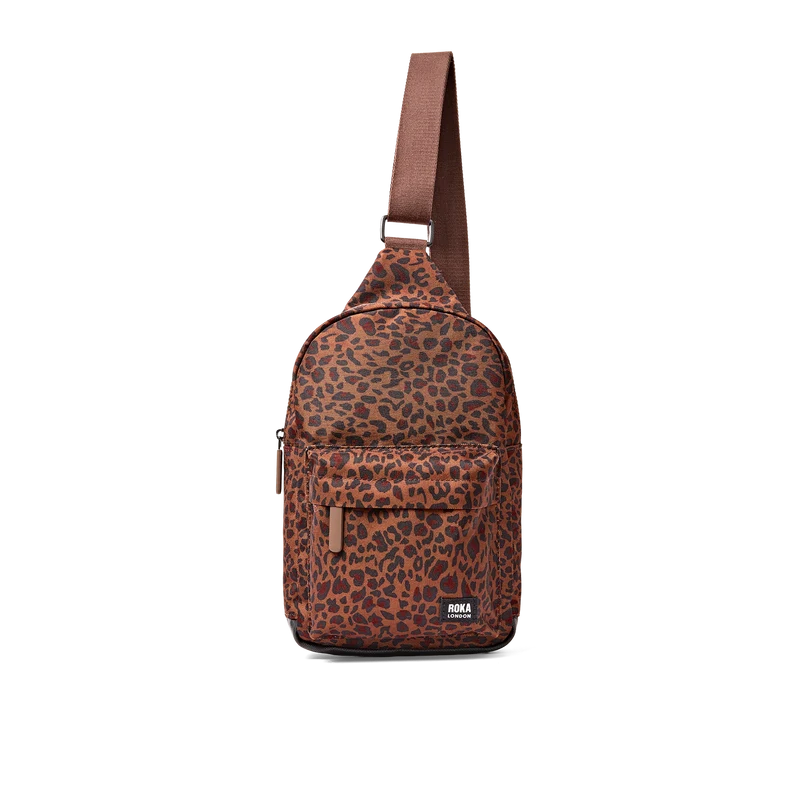 ROKA Willesden B Mini Leopard Große Tasche aus recyceltem Canvas