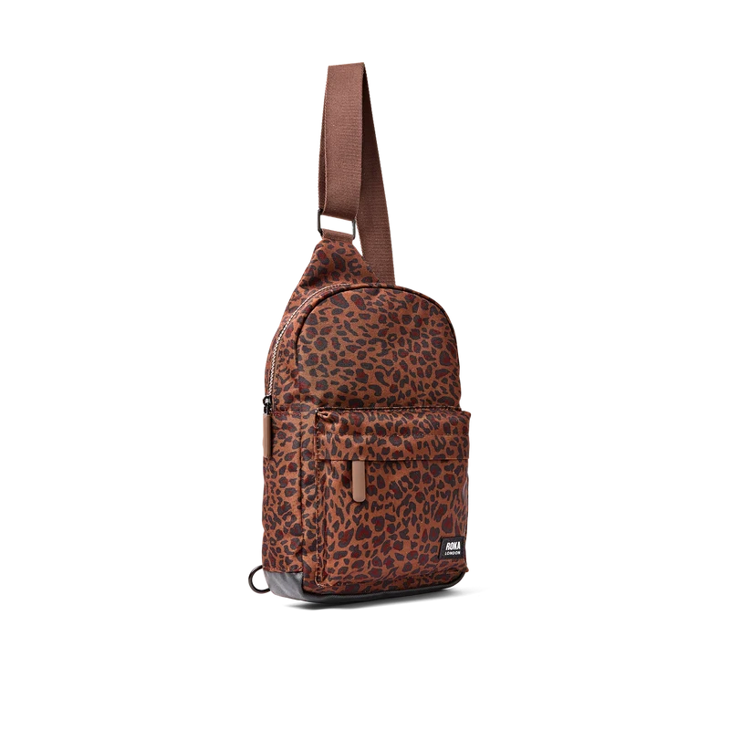 ROKA Willesden B Mini Leopard Große Tasche aus recyceltem Canvas