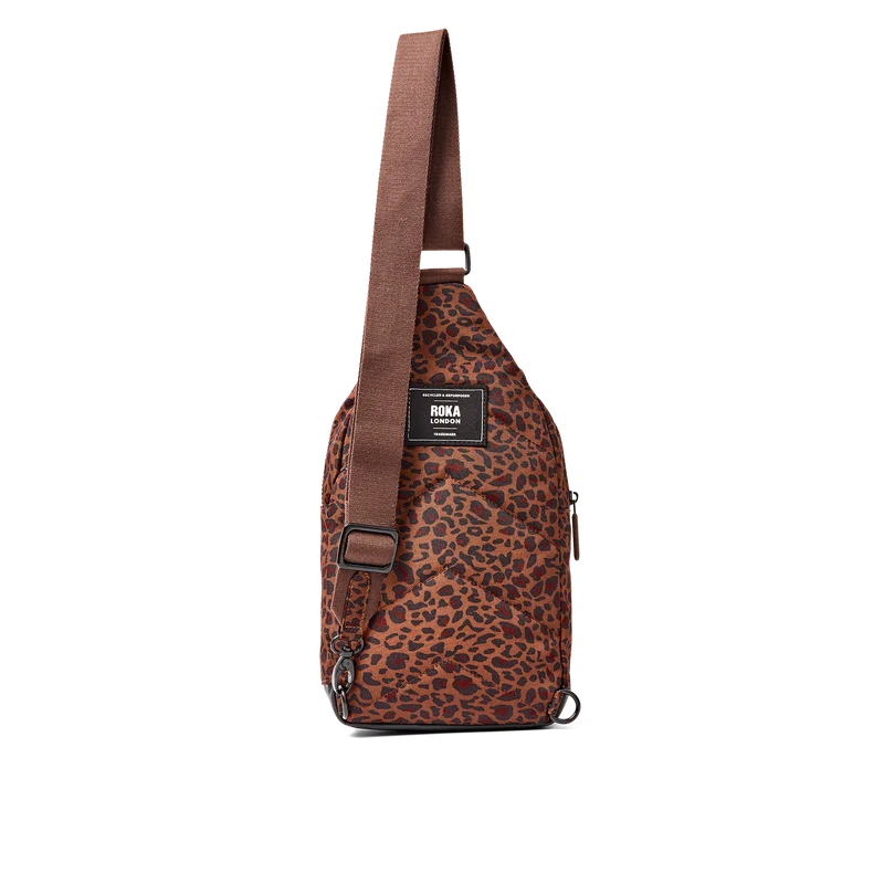 ROKA Willesden B Mini Leopard Große Tasche aus recyceltem Canvas