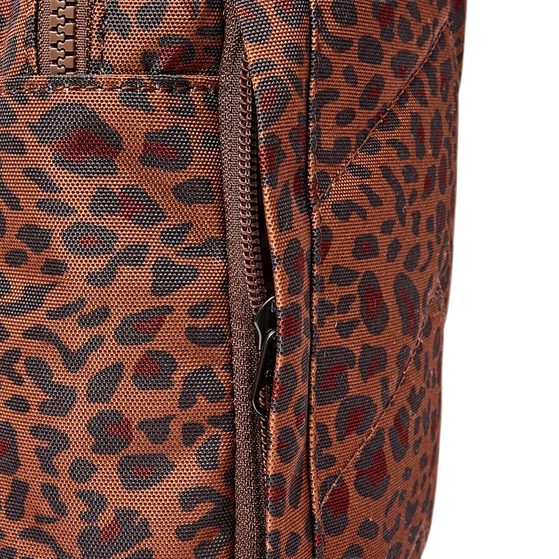 ROKA Willesden B Mini Leopard Große Tasche aus recyceltem Canvas