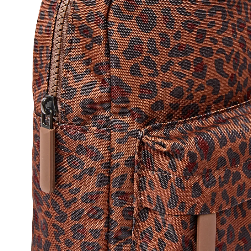 ROKA Willesden B Mini Leopard Große Tasche aus recyceltem Canvas