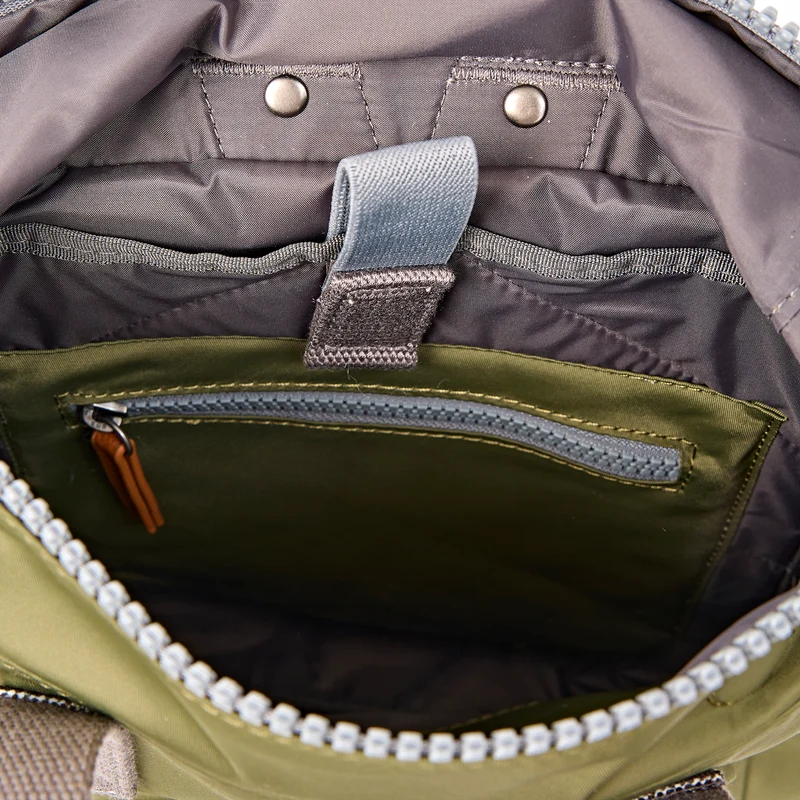 ROKA Canfield B Chive Kleine Tasche aus recyceltem Nylon