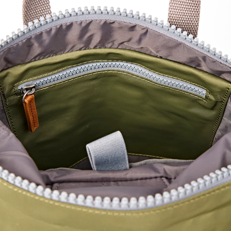 ROKA Canfield B Chive Kleine Tasche aus recyceltem Nylon