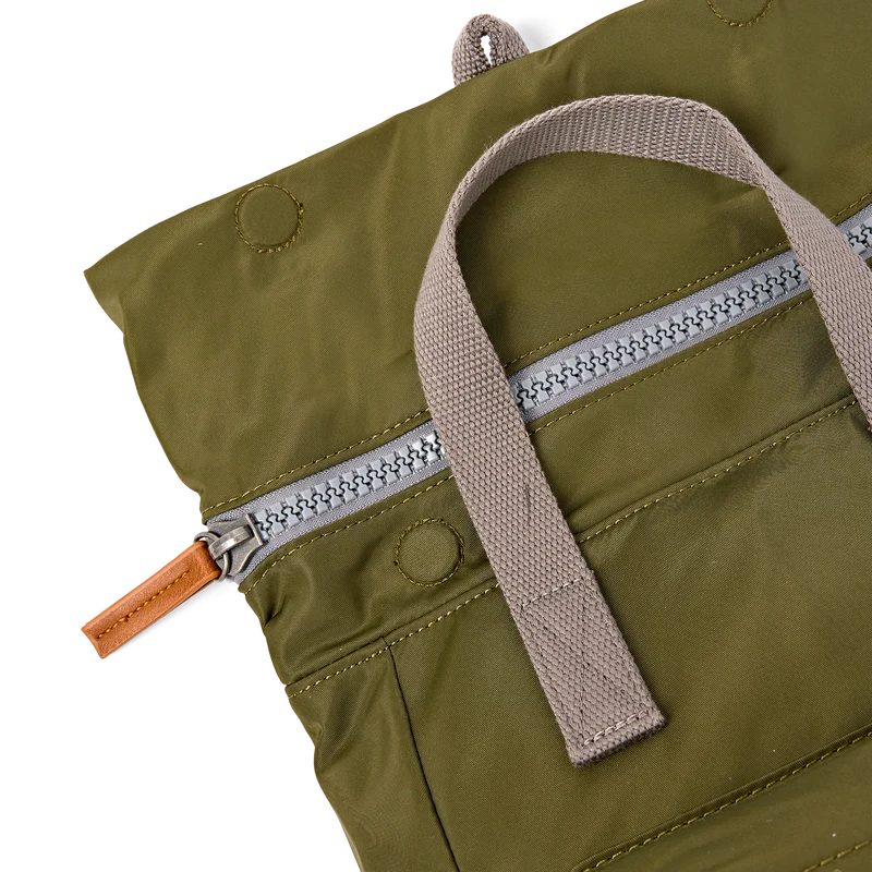 ROKA Canfield B Chive Kleine Tasche aus recyceltem Nylon