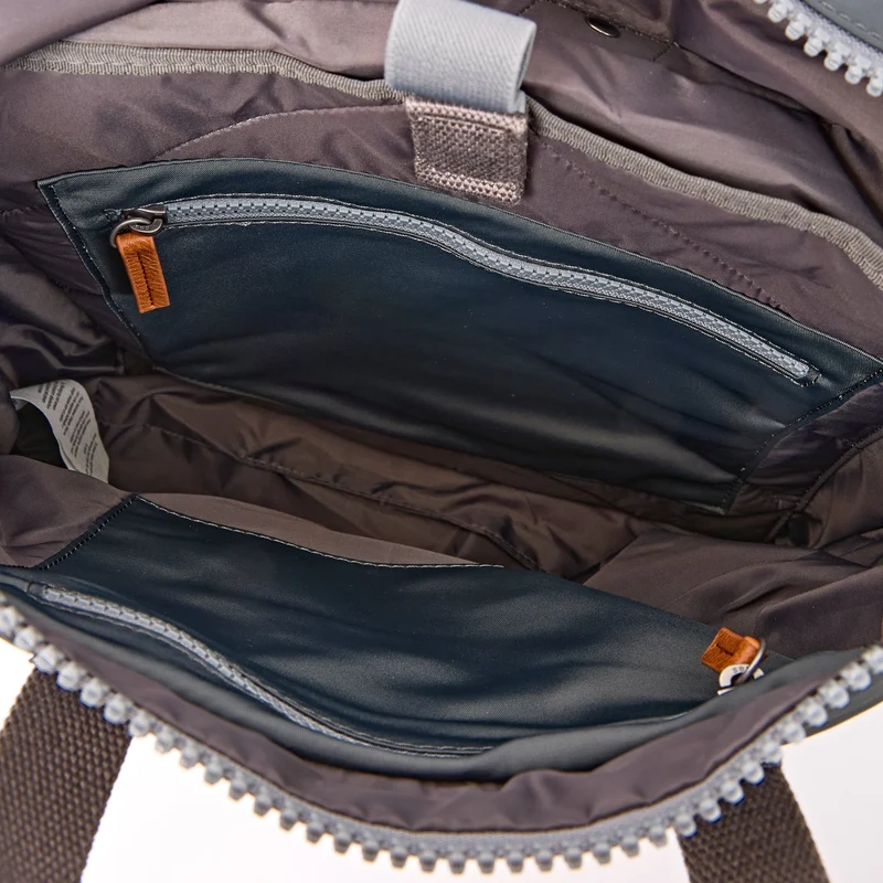 ROKA Canfield B Beluga Kleine Tasche aus recyceltem Nylon