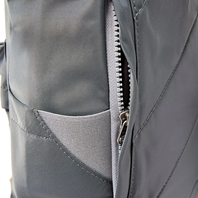 ROKA Canfield B Beluga Kleine Tasche aus recyceltem Nylon
