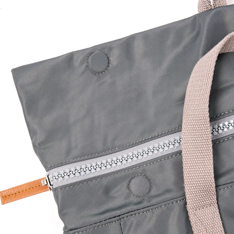 ROKA Canfield B Beluga Kleine Tasche aus recyceltem Nylon