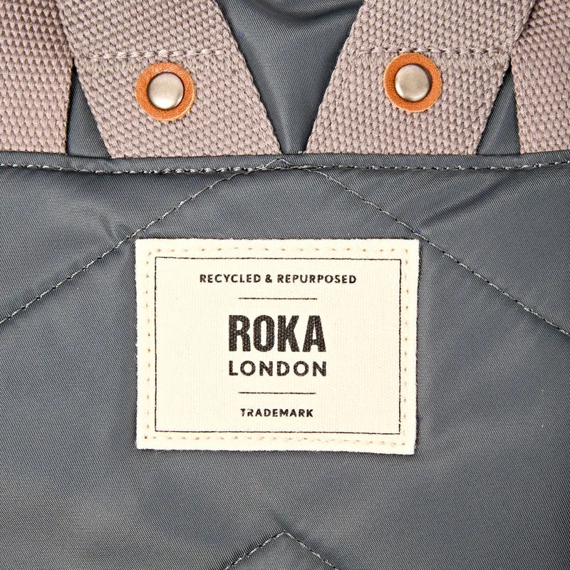 ROKA Canfield B Beluga Kleine Tasche aus recyceltem Nylon
