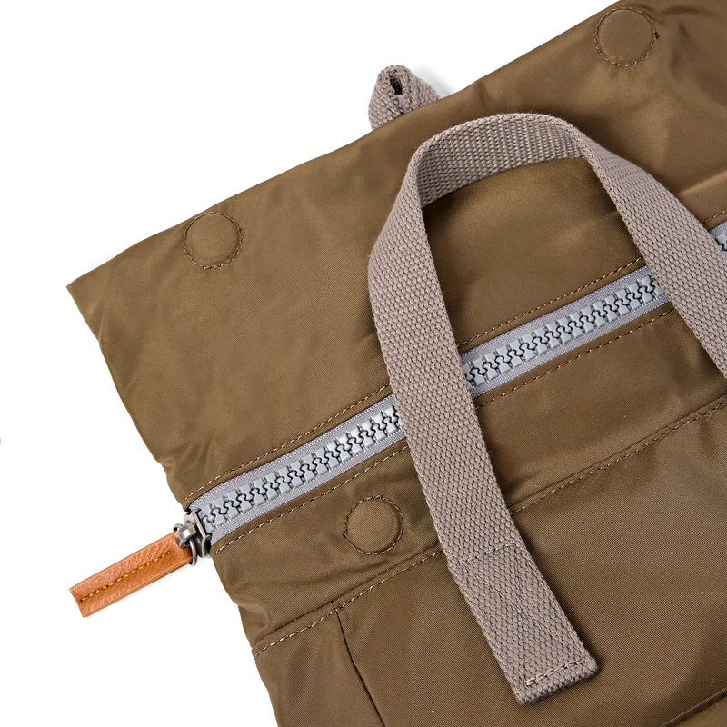 ROKA Canfield Kleine Tasche aus recyceltem Nylon der US-Armee