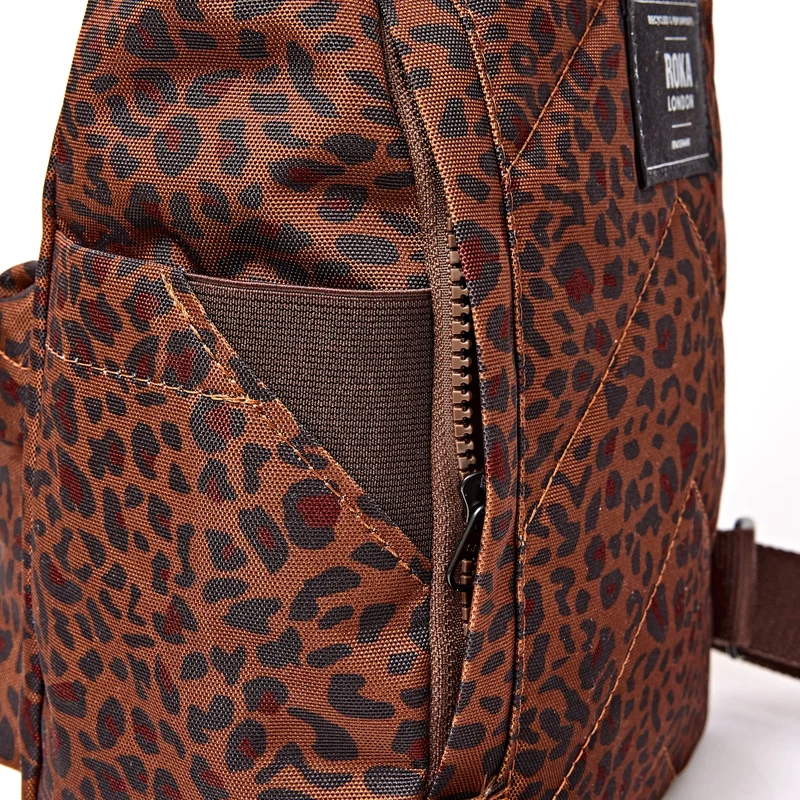 ROKA Canfield B Mini Leopard Kleine Tasche aus recyceltem Canvas