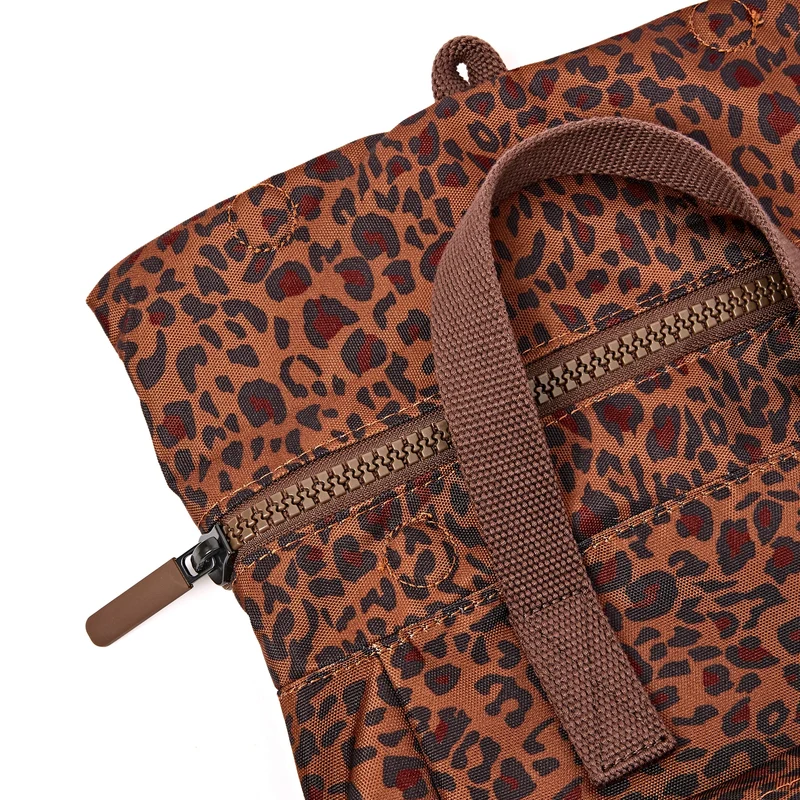 ROKA Canfield B Mini Leopard Kleine Tasche aus recyceltem Canvas