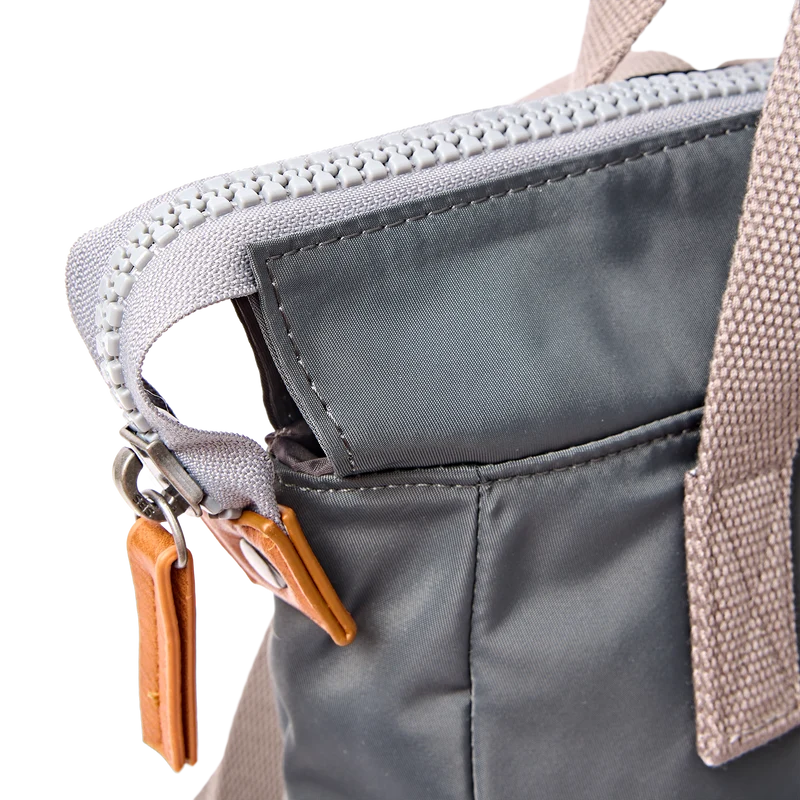 ROKA Bantry B Beluga Kleine Tasche aus recyceltem Nylon