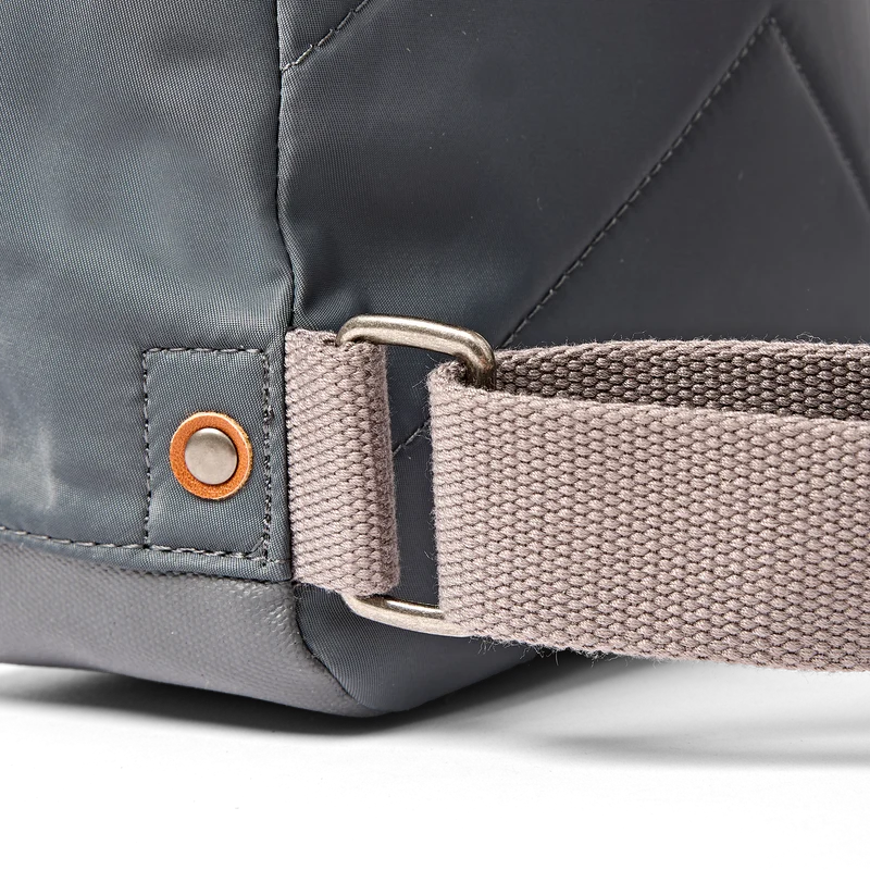ROKA Bantry B Beluga Kleine Tasche aus recyceltem Nylon