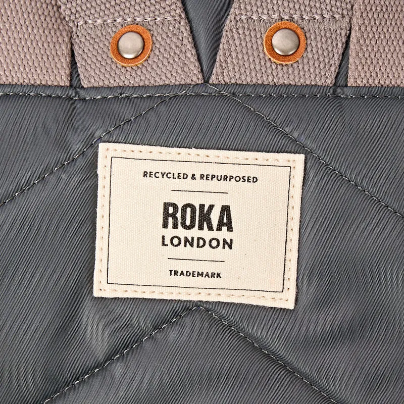 ROKA Bantry B Beluga Kleine Tasche aus recyceltem Nylon