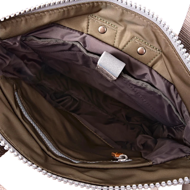 ROKA Bantry Kleine Tasche aus recyceltem Nylon, olivgrün