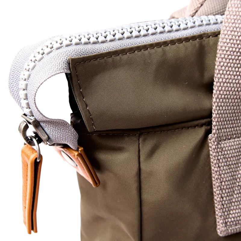 ROKA Bantry Kleine Tasche aus recyceltem Nylon, olivgrün