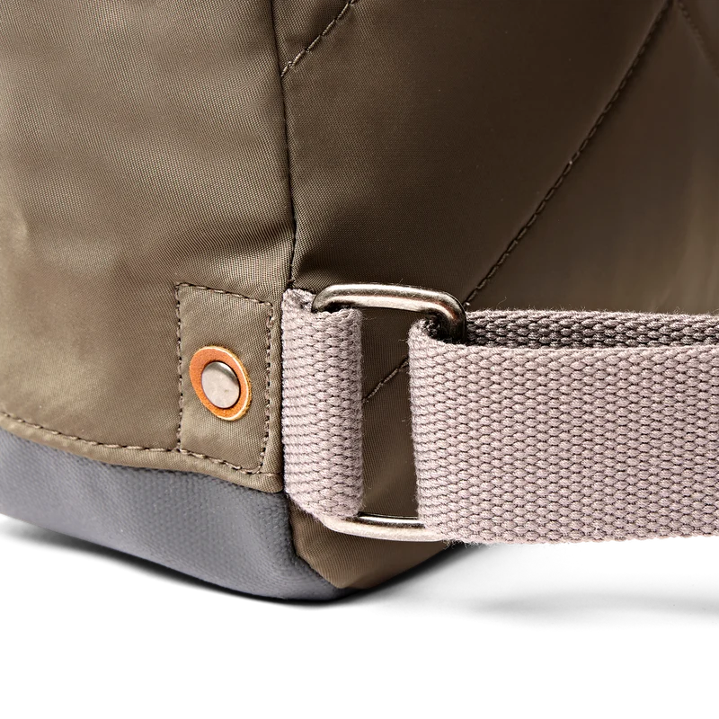 ROKA Bantry Kleine Tasche aus recyceltem Nylon, olivgrün
