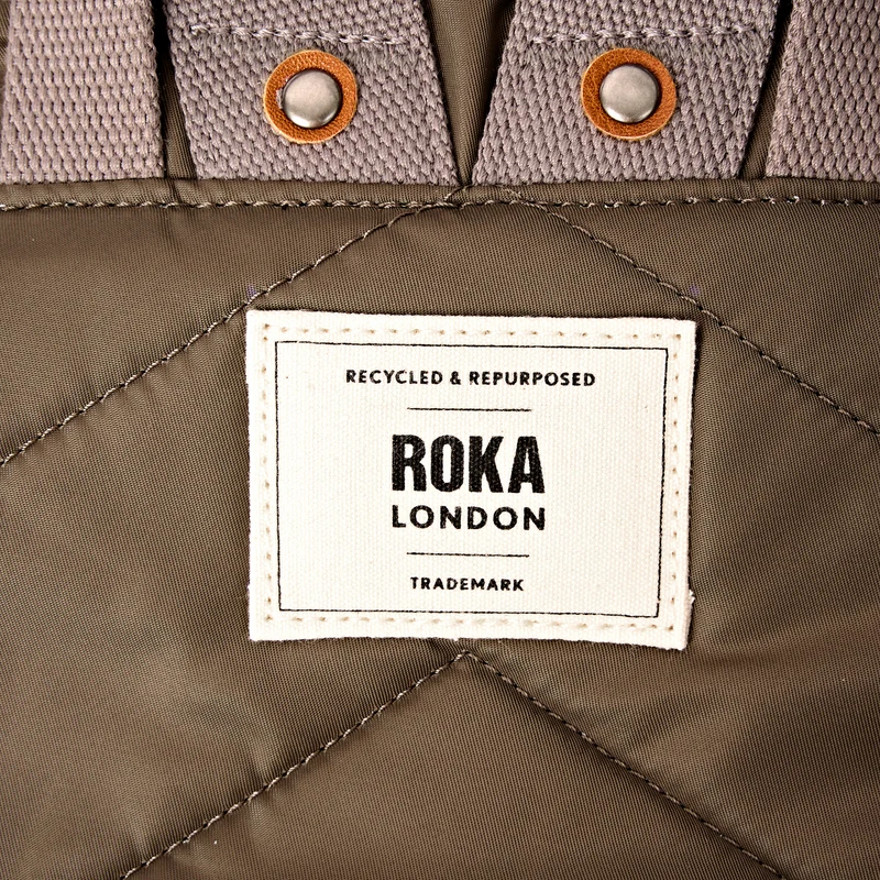 ROKA Bantry Kleine Tasche aus recyceltem Nylon, olivgrün