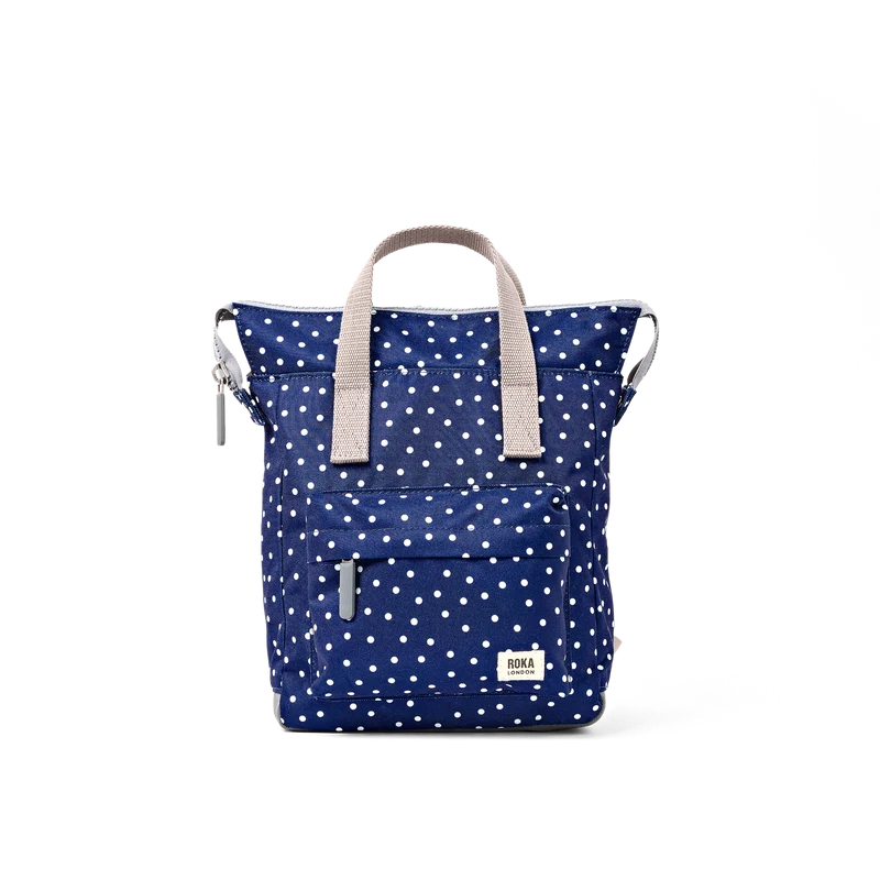 ROKA Bantry Kleine Tasche aus recyceltem Canvas mit marineblauen Polka-Mustern