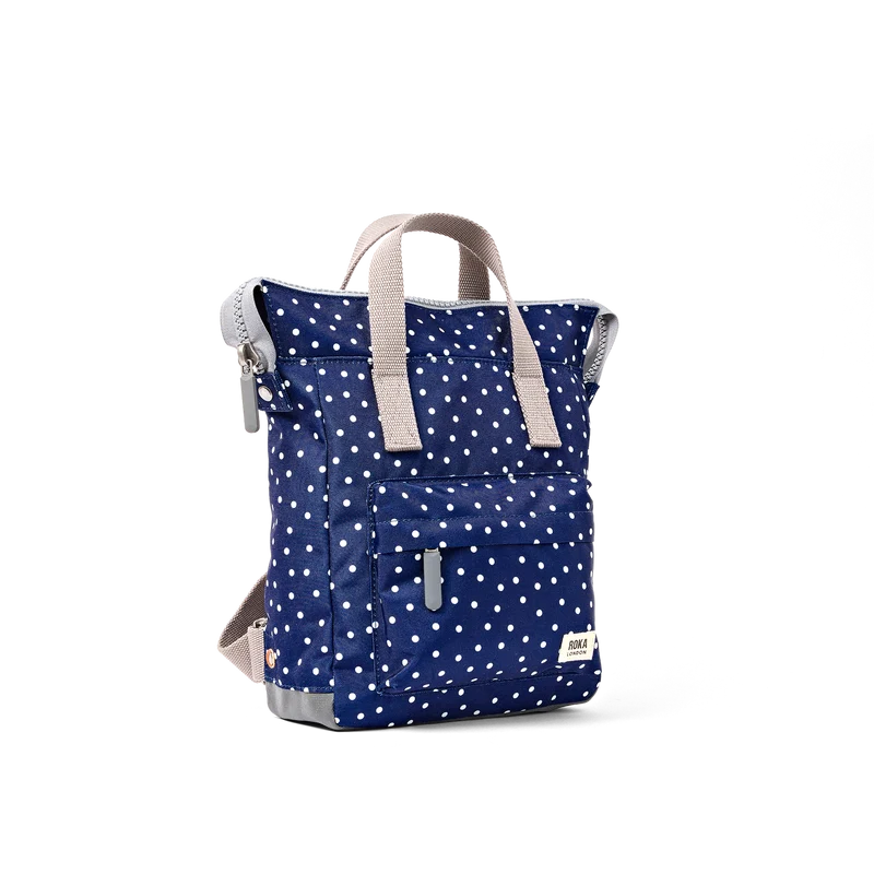 ROKA Bantry Kleine Tasche aus recyceltem Canvas mit marineblauen Polka-Mustern
