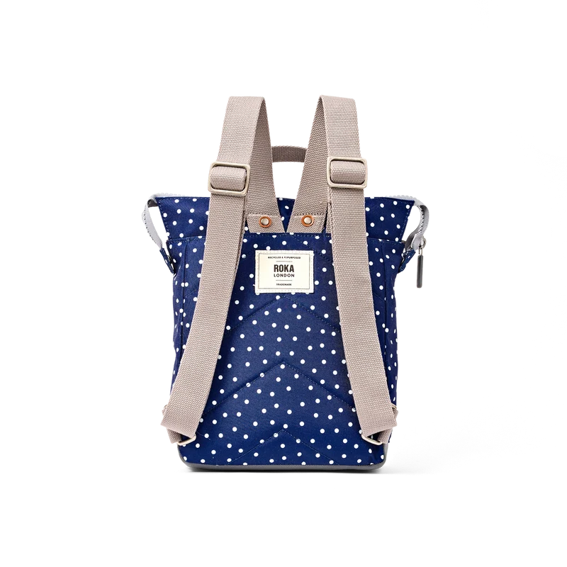 ROKA Bantry Kleine Tasche aus recyceltem Canvas mit marineblauen Polka-Mustern