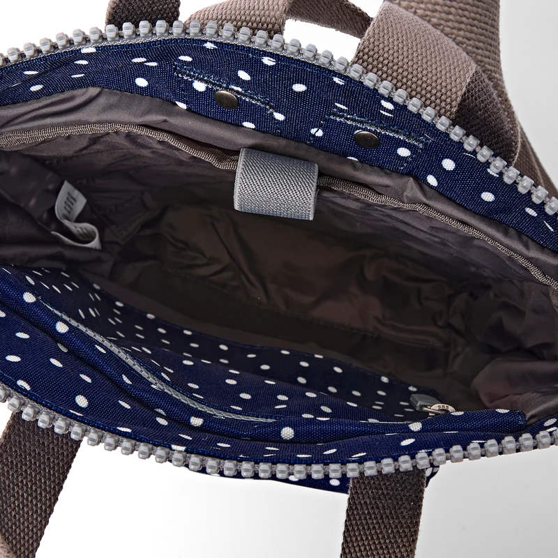 ROKA Bantry Kleine Tasche aus recyceltem Canvas mit marineblauen Polka-Mustern